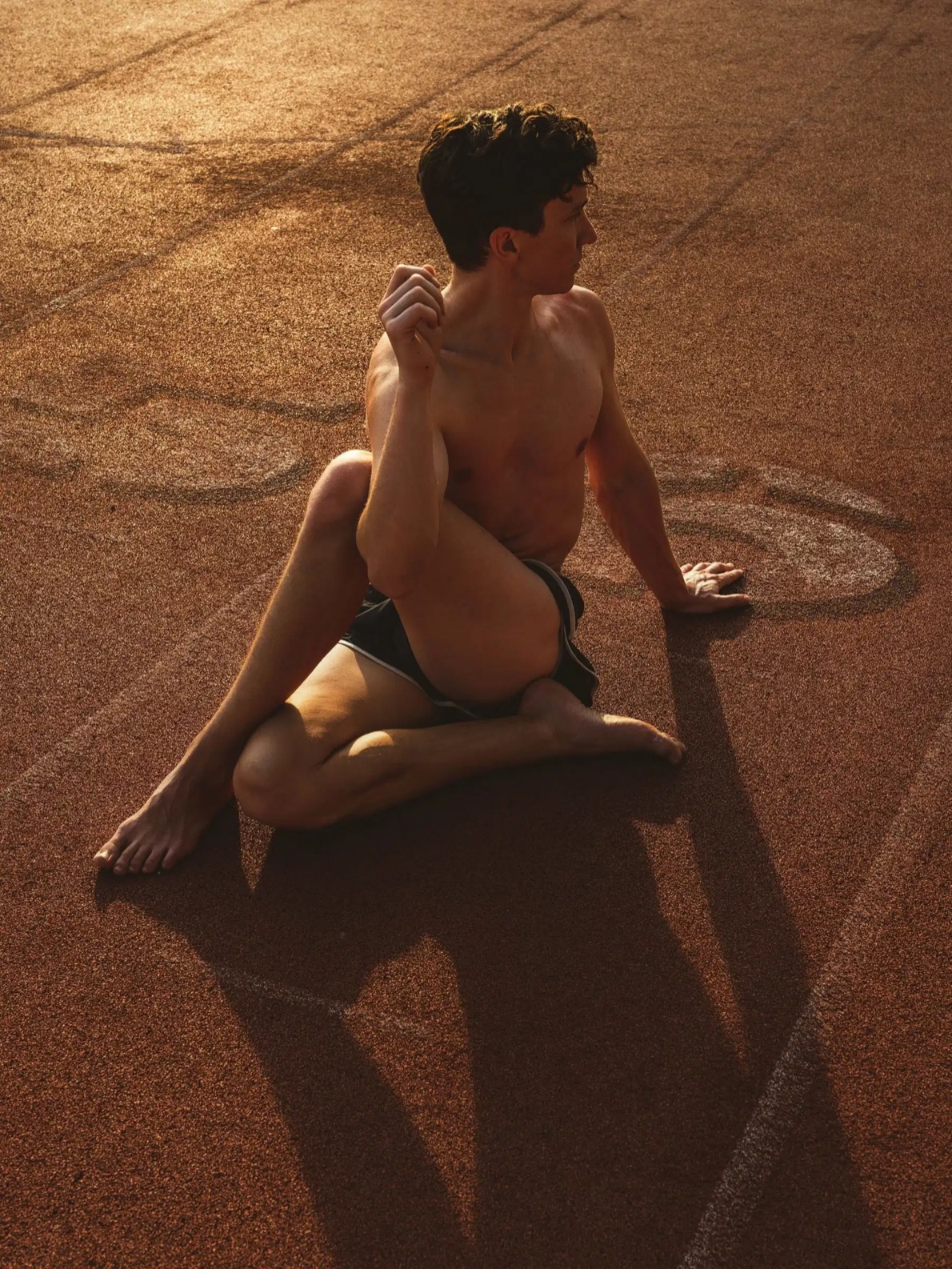 Person mit Springseil auf einem Sportplatz