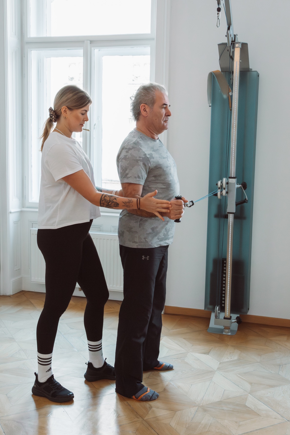 Sophie Leisch und ein Mann an einem Trainingsgerät