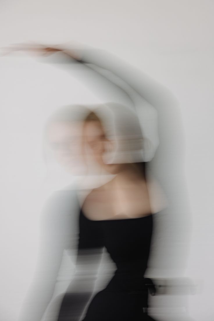 Bewegungsunscharfe Aufnahme einer Person, die sich zur Seite streckt